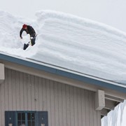 Уборка снега с крыш зданий фото