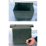 Поилка индивидуальная песчано-полимерная 13 литров (уровневое поение) с креплением и отводом в комплекте фотография