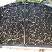 Металлические ворота с элементами ковки и индивидуальным дизайном49 фото