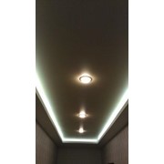Натяжной потолок в коридор с подсветкой фото