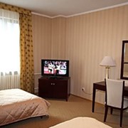 Номер двухместный отеля Астаны “Capital“ включает в себя две комнаты - спальня на два человека - и гостиная с рабочим местом и зоной отдыха. Ванная комната оборудована всем необходимым. фото