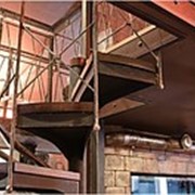 Винтовая лестница на металлокаркасе фото