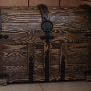 Деревянный напольный сундук под старину с ковкой фото