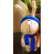 Зайчик в синей шапке и шарфике - вязаная мягкая игрушка