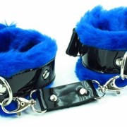 Синие наручники с мехом BDSM Light фото