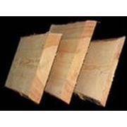 Доска необрезная 30 / >100… из хвойных пород древисины естественной влажности фото