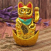 Сувенир “Кот Манэки-нэко на слитке“, цвет золото фотография