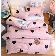 Семейный комплект постельного белья на резинке из сатина “Karina AB“ Пудровый с черными сердечками и фото
