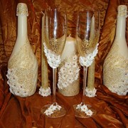 Бокалы, свечи и шампанское на свадебный стол фото