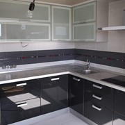 Кухня глянцевая с алюминиевыми фасадами фотография