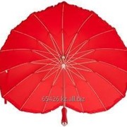 Зонт красный в виде сердца фото