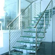 Лестницы полувинтовые стеклянные, металлические, каменные - индивидуальное изготовление на заказ фотография