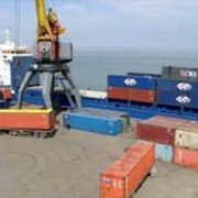 Перевалка контейнерных грузов в порту Санкт-Петербурга