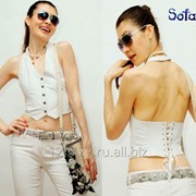 Женская кожаная жилетка с открытой спиной и шнуровкой. фото