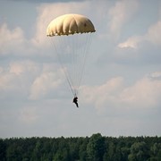 Первый прыжок с круглым парашютом фотография