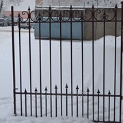 Забор сварной из труб с кованными элементами фото