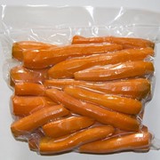 Морковь, ранняя, свежая, очищенная в вакуумной упаковке фотография