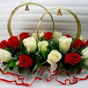 Кольца на крышу красные и белые розы фотография