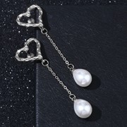 Серьги с жемчугом 'Грейс' сердца на цепочке, цвет белый в серебре фото