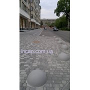 Бетонная полусфера для ограждения территории парковки, тротуаров, зон отдыха. Бетонный шар фото