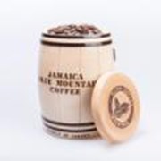 Кофе Ямайка Блю Маунтин в деревянной бочке.
