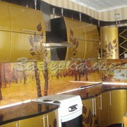 Кухонный фартук из стекла (Скинали) к интерьеру желтой гаммы фотография