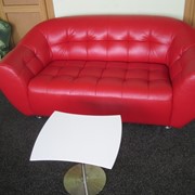 Аренда красного дивана, мягкая мебель на прокат фото