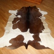 Шкура телёнка, цвет коричневый, из белыми пятнами, размер 231 см на 211 см, вага 1550 грамм