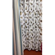 Штора для комнаты 2,75 х 3 м блэкату Белая с узором из серо-бежевых перьев фотография