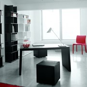Мебель для домашнего кабинета, стол письменный. фото