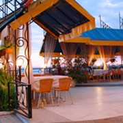 Уютное кафе, расположенное на берегу моря фото