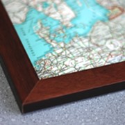 Оформление настенных карт в деревянной/металлический багет фото