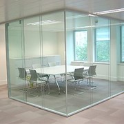 Офисные стеклянные перегородки и перегородки для деление рабочих зон. фотография