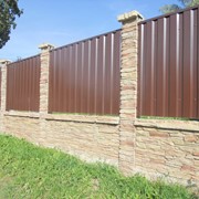 Двусторонний бетонный забор “Танвальд“ комбинированный с металлопрофилем фото
