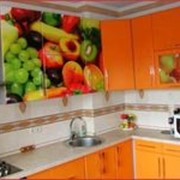 Кухня с ярким фотофасадом фото