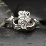 Серебряное кольцо с кубическим цирконием в форме сердца фото