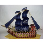 Корабль из конфет Черная жемчужина фото