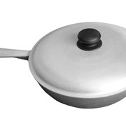 Утолщенная алюминиевая сковорода с литой алюминиевой ручкой и крышкой. Диаметр: 260 мм.