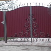 Ворота с калиткой, забор из профнастила фотография