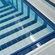 Укладка керамической плитки в бассейне фотография