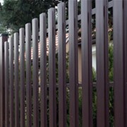 Забор штакетный из металла фото