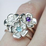 Серебряное кольцо цветок дикой розы с лунным камнем фото
