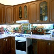 Кухонный фартук из стекла (Скинали) под кухню цвета дерева фото