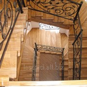 Лестница деревянная с элементами ковки фотография