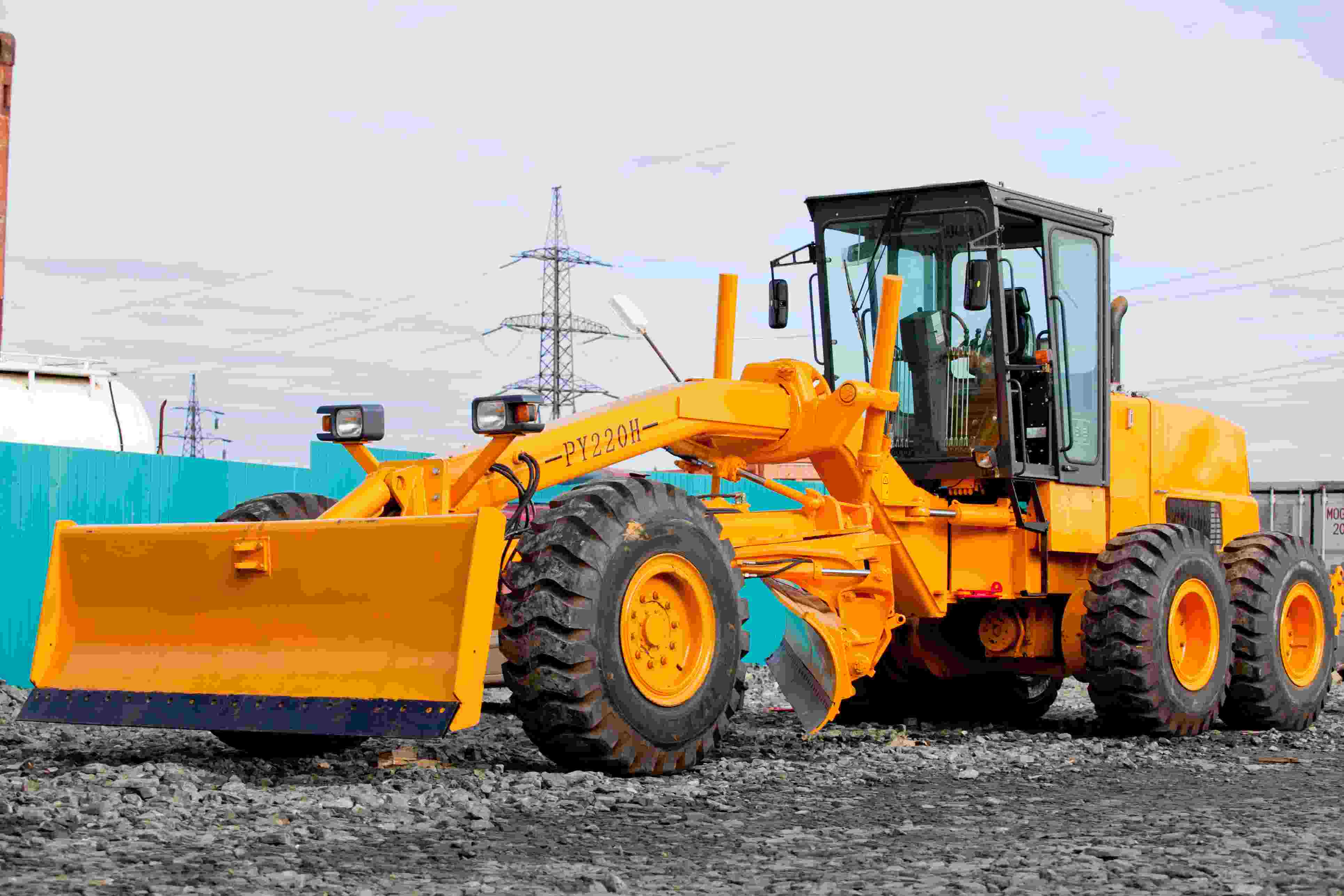 Машинист автогрейдера дз98. Вакансии автогрейдера вахтовым методом. Машинист автогрейдера. Сдм-25 автогрейдер. Профессия машинист автогрейдера.