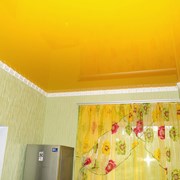 Цветной натяжной потолок фото
