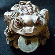 Сувенир Золотая жаба с монетой 4523 10,5х7 см.