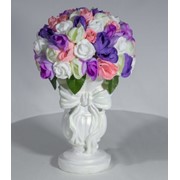 Белый вазон с бантом из мыла с фиолетовыми и розовыми цветами фотография