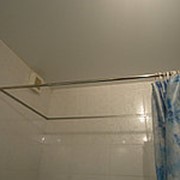 Карниз прямой для шторы в ванную комнату с тремя видами крепления