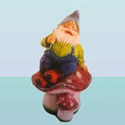 Садовая скульптура Гном на грибе (М) фото